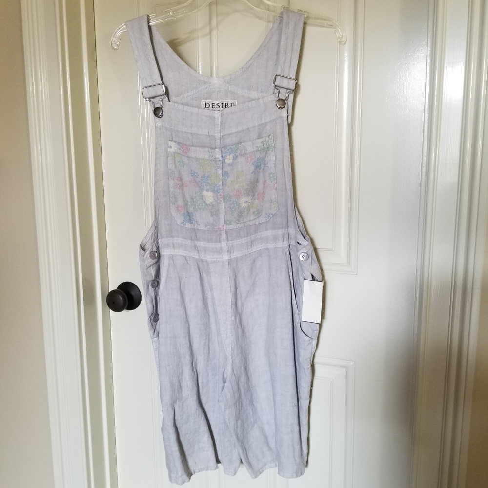 NWT Super cute short overalls. Size S